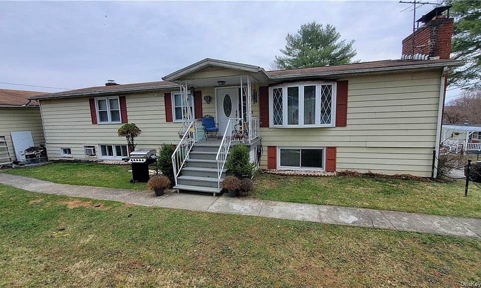 1st image of 8 Hideaway Ln