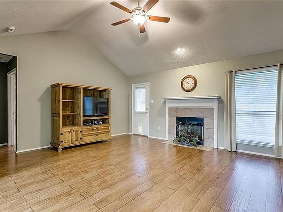 3rd image of 410 Dakota Dr