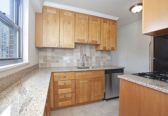 4th image of 360 E 72nd St APT C2203