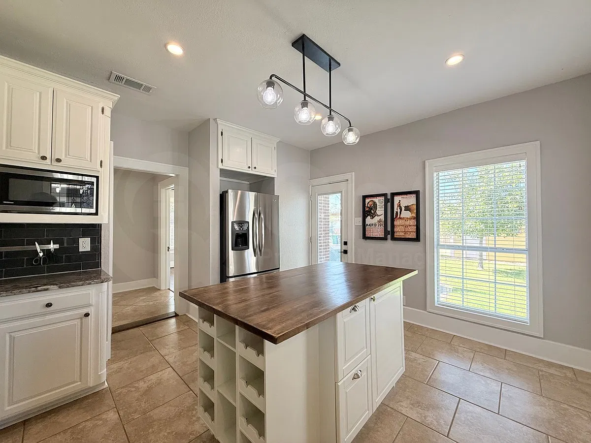 3 bed, 2.0 bath, 1619 sqft, $3,000 — Photo 4