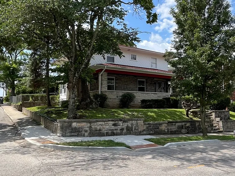 324 E 2nd St — Photo 23