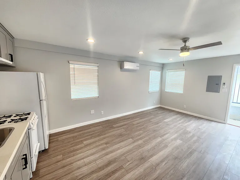 1520 Freeman Ave — Photo 6