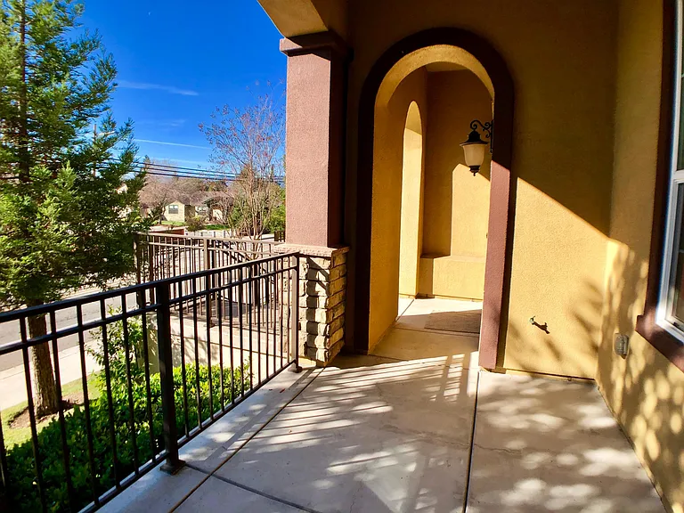 2113 Samaritan Dr — Photo 2