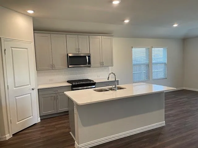 4 bed, 2057 sqft, $2,350 — Photo 4