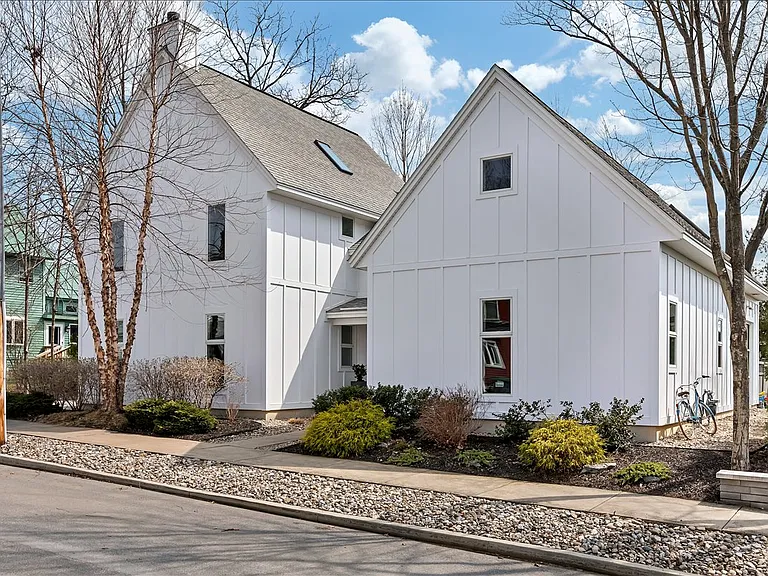 18 Granite St — Photo 3