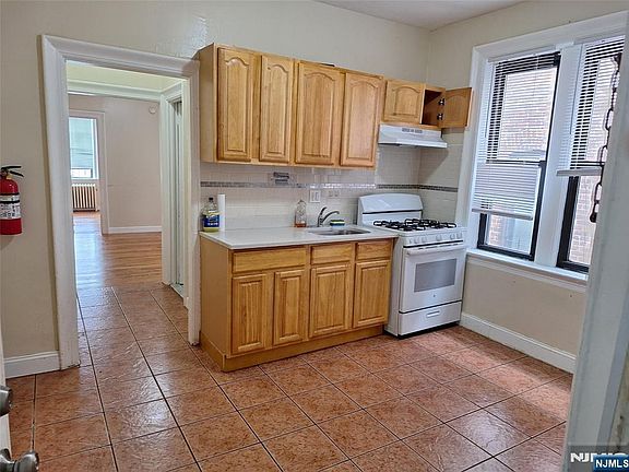 2nd image of 527 34th St #29