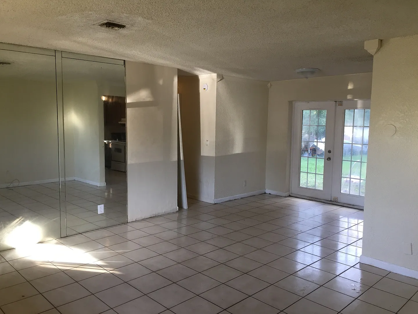Large 3-1 house in the Manors with big backyard and central air — Photo 3