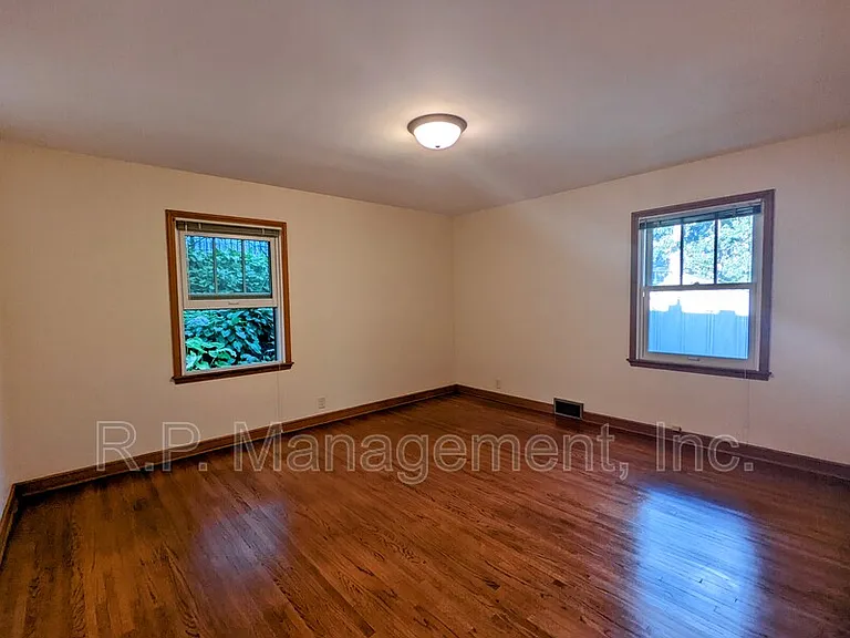 2111 Irving Ave S — Photo 7