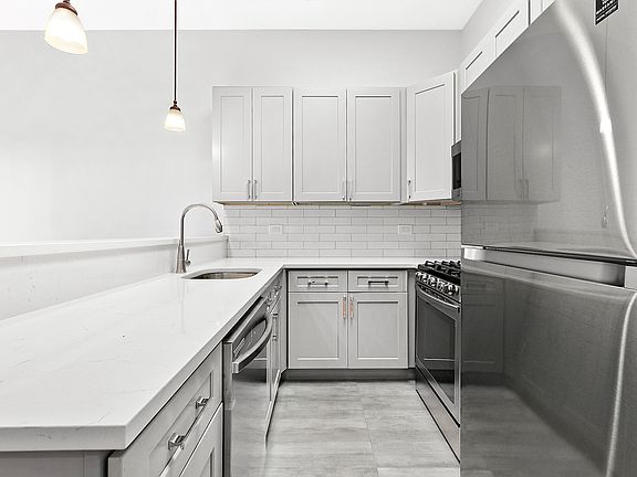 4th image of 587 Greene Ave #4