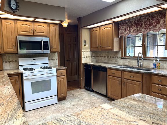 4th image of 10285 Lakeview Ln