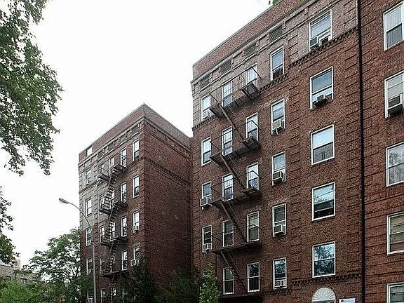 2nd image of 41 Kew Gardens Rd APT 2C