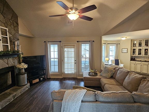 2nd image of 306 Lakeridge Ct