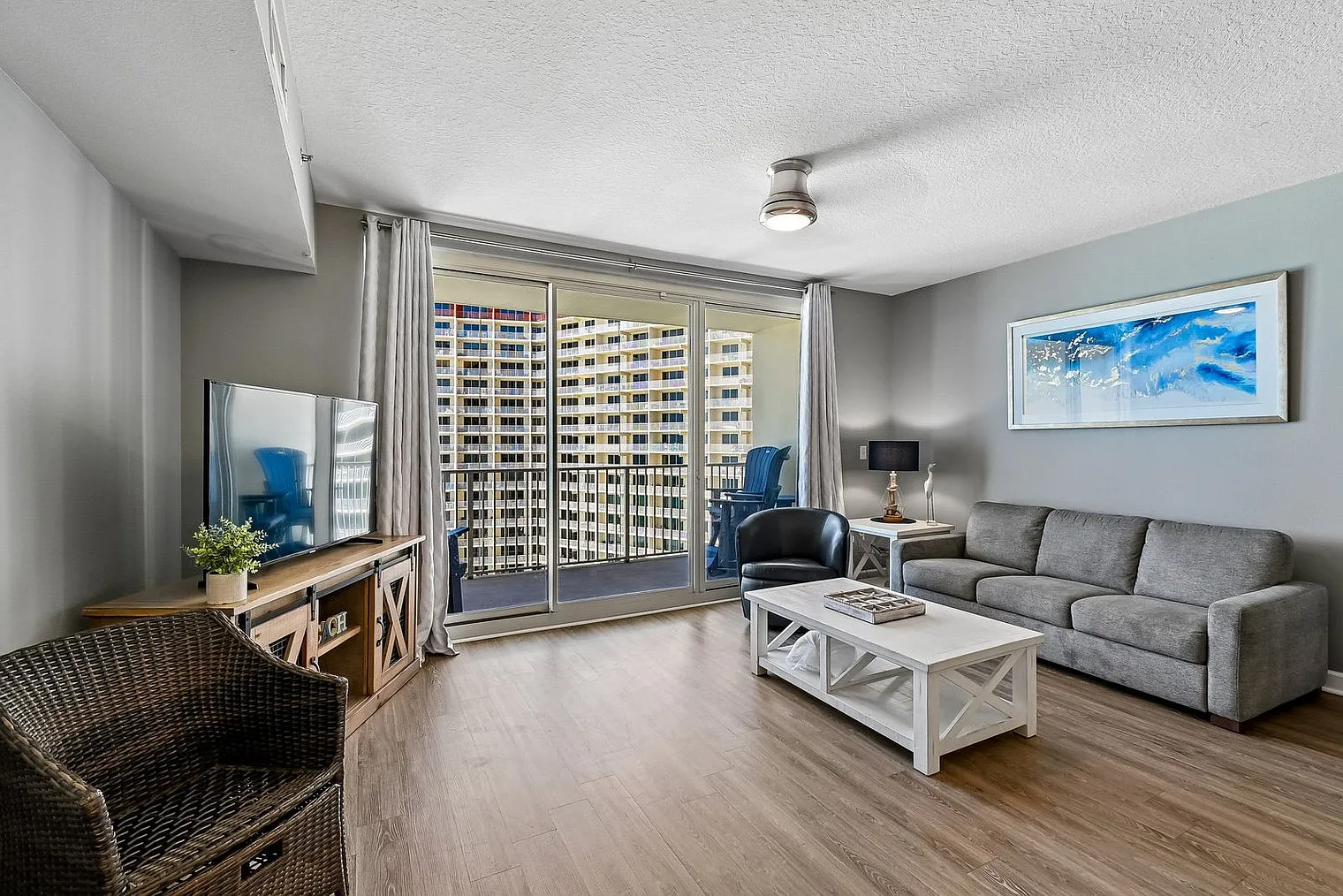 1 bed, 2.0 bath, 947 sqft, $2,826 — Photo 2