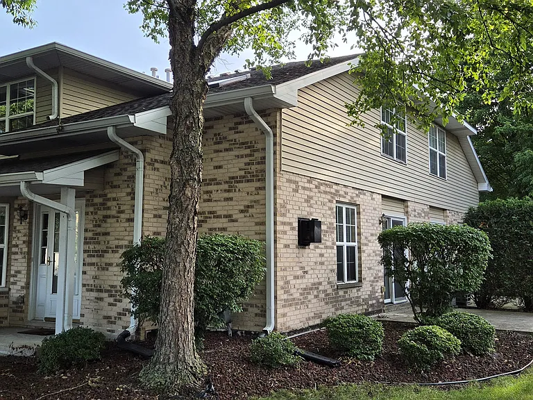 907 Elderberry Cir — Photo 2