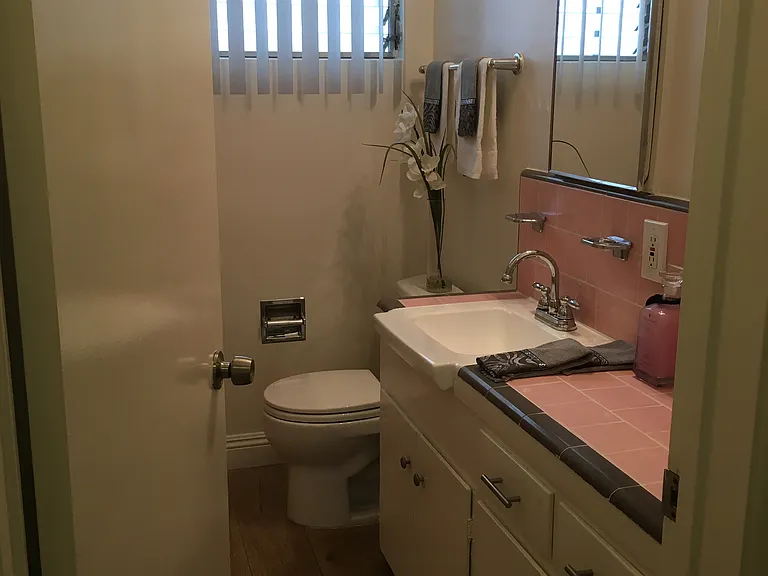 122 N Wetherly Dr — Photo 12