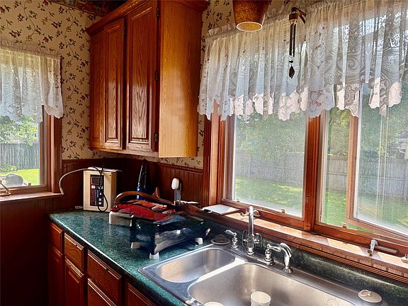 5th image of 1025 Shenk Ave