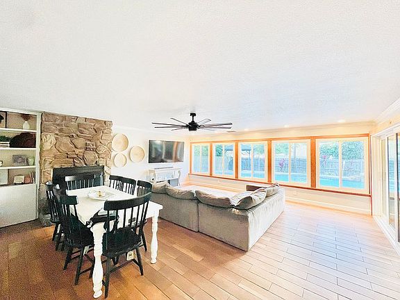 5th image of 718 Royal Glen Dr