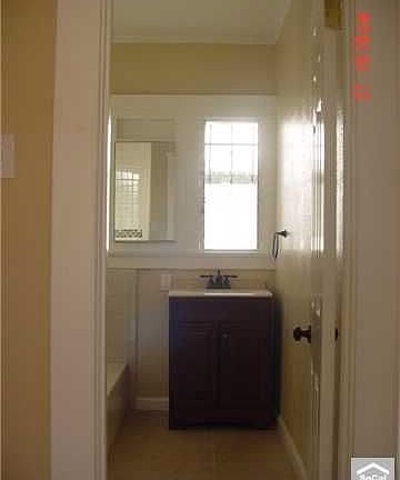 4th image of 1423 W 53rd St