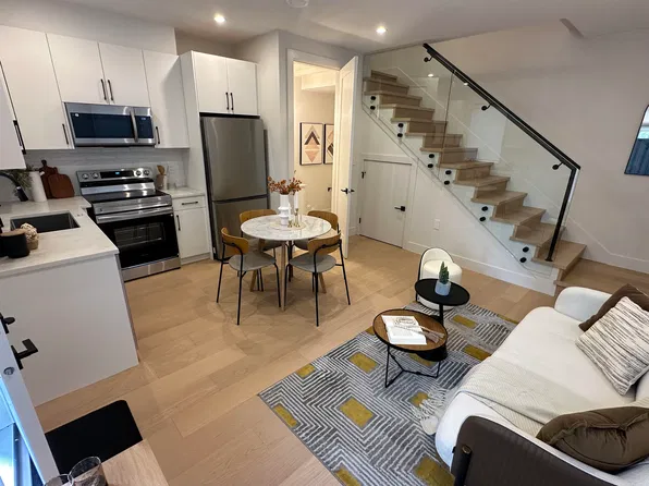 6989 Kerr St #2, Vancouver, BC V5S 3C9