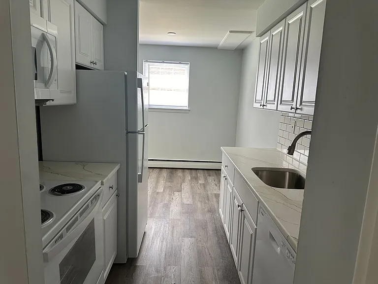 500-502 West Ave — Photo 5