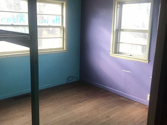 5th image of 208 W Farm Ave