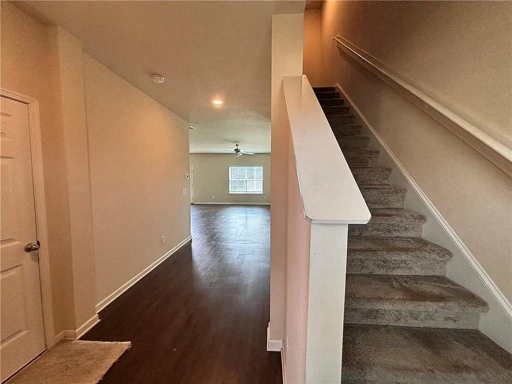 4 bed, 2.5 bath, 1980 sqft, $1,900 — Photo 2