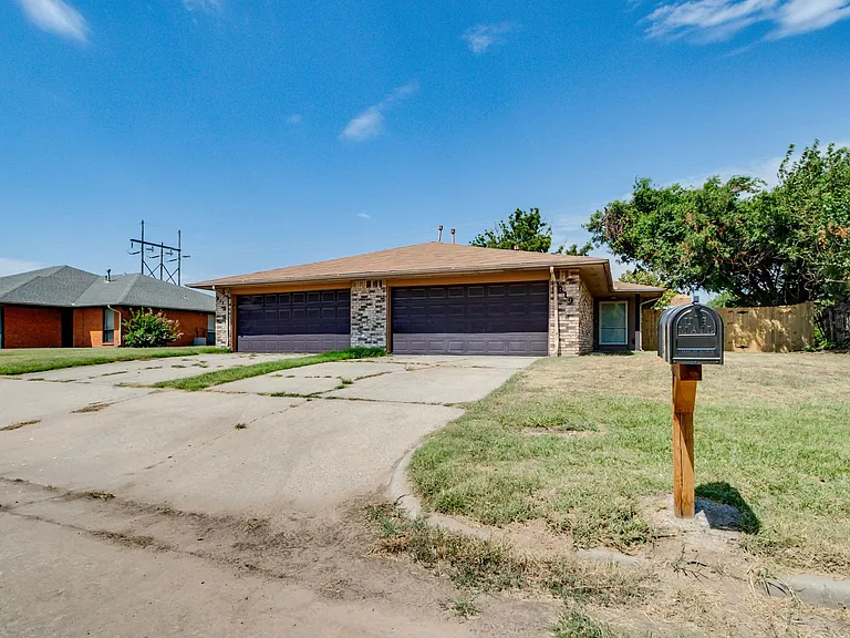 819 N Eagle Ln — Photo 2