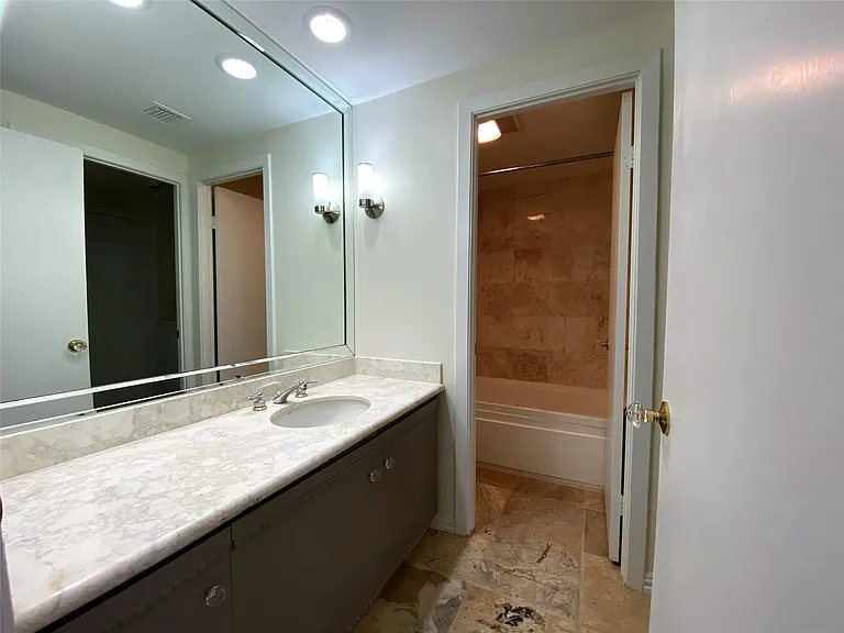 49 Briar Hollow Ln #1401 — Photo 17