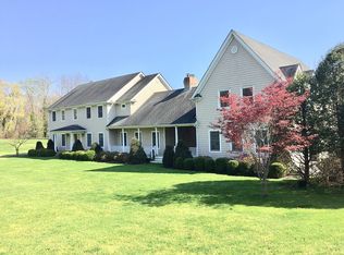 5 Equine Ln, Saint James, NY 11780