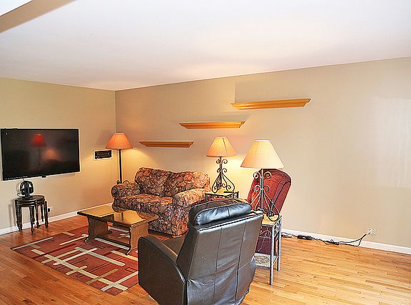 3rd image of 640 Burgundy Ct Unit E