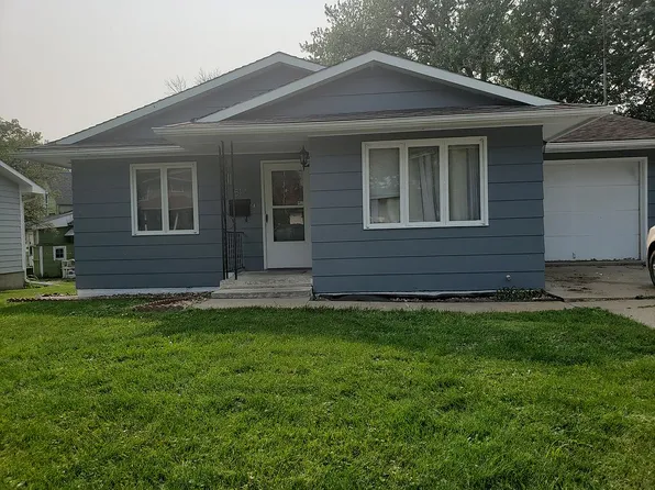 517 N 11th St, Chariton, IA 50049