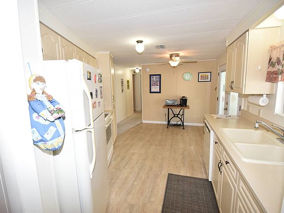 5th image of 634 Poinsettia Dr