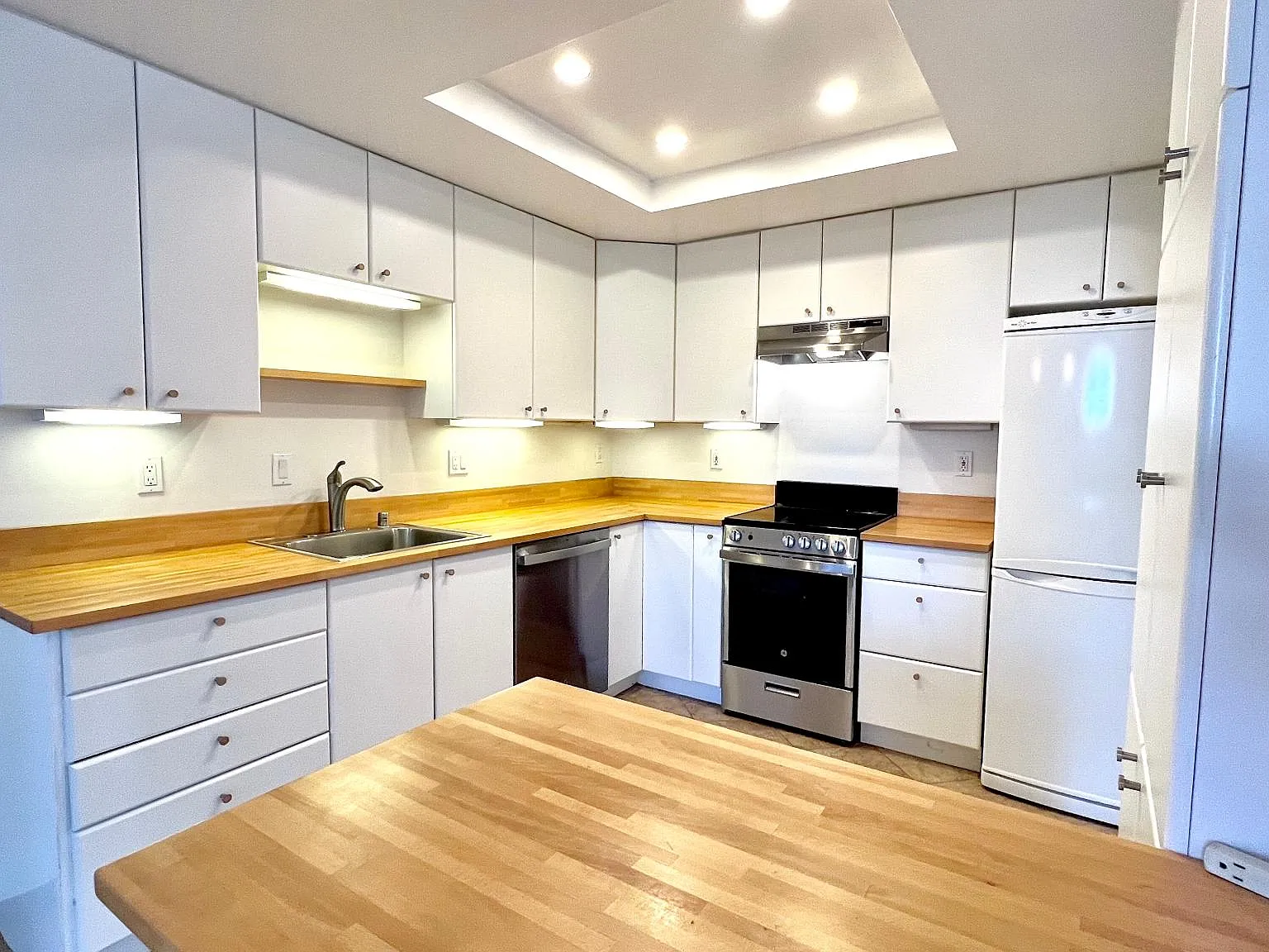 2 bed, 1.5 bath, 1320 sqft, $4,500 — Photo 3