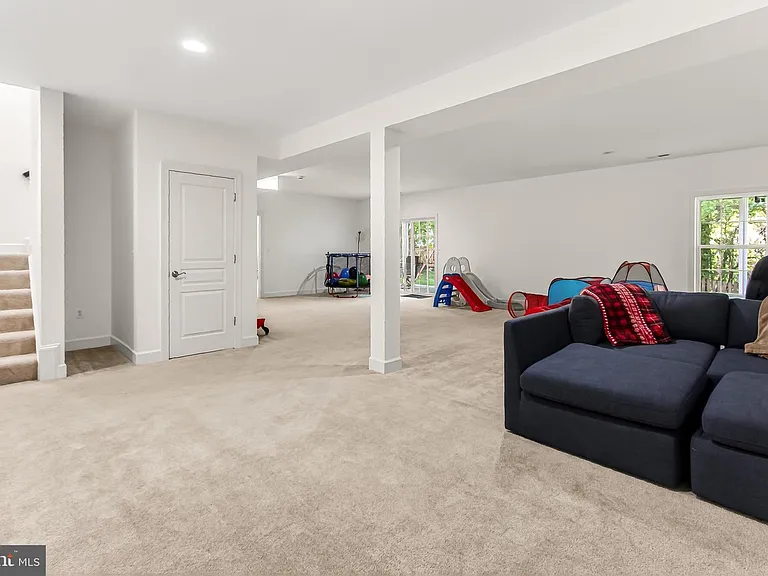 8901 Hargrove Ct — Photo 38