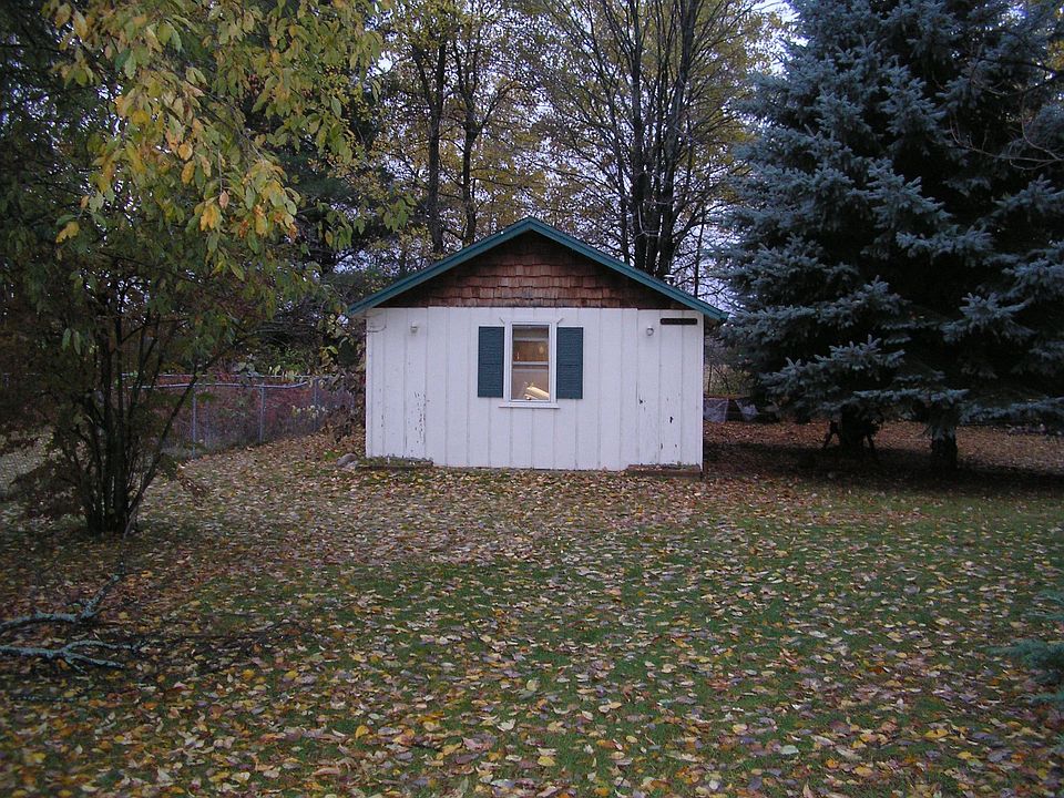 2nd image of 910 Briar Ln