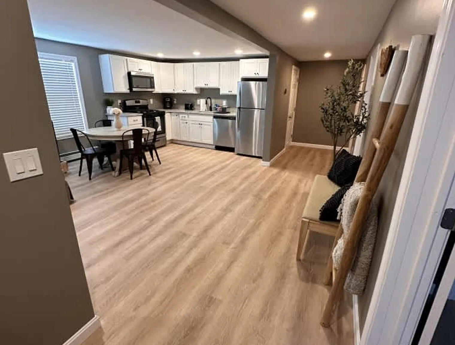 5 bed, 1.0 bath, 839 sqft, $5,149 — Photo 3