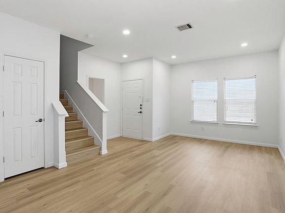 4th image of 814 Bogart Rd