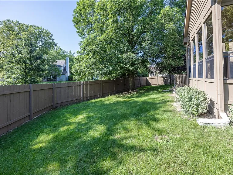 11179 Avery Row — Photo 32