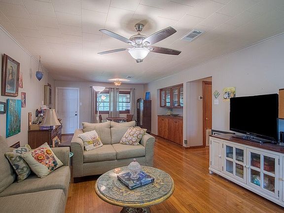 3rd image of 2407 Broadmoor Pl