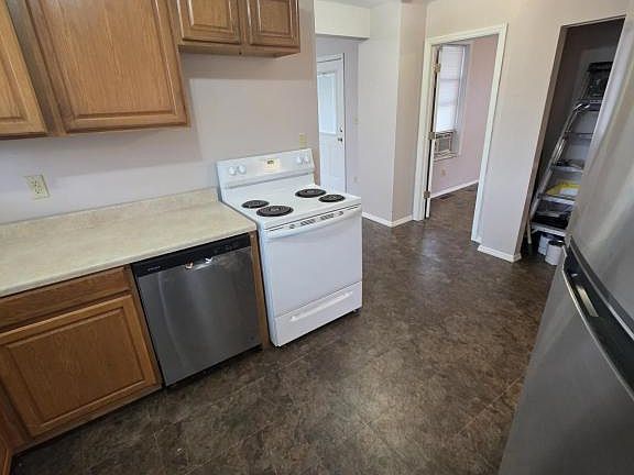 4th image of 2584 Deming Ave