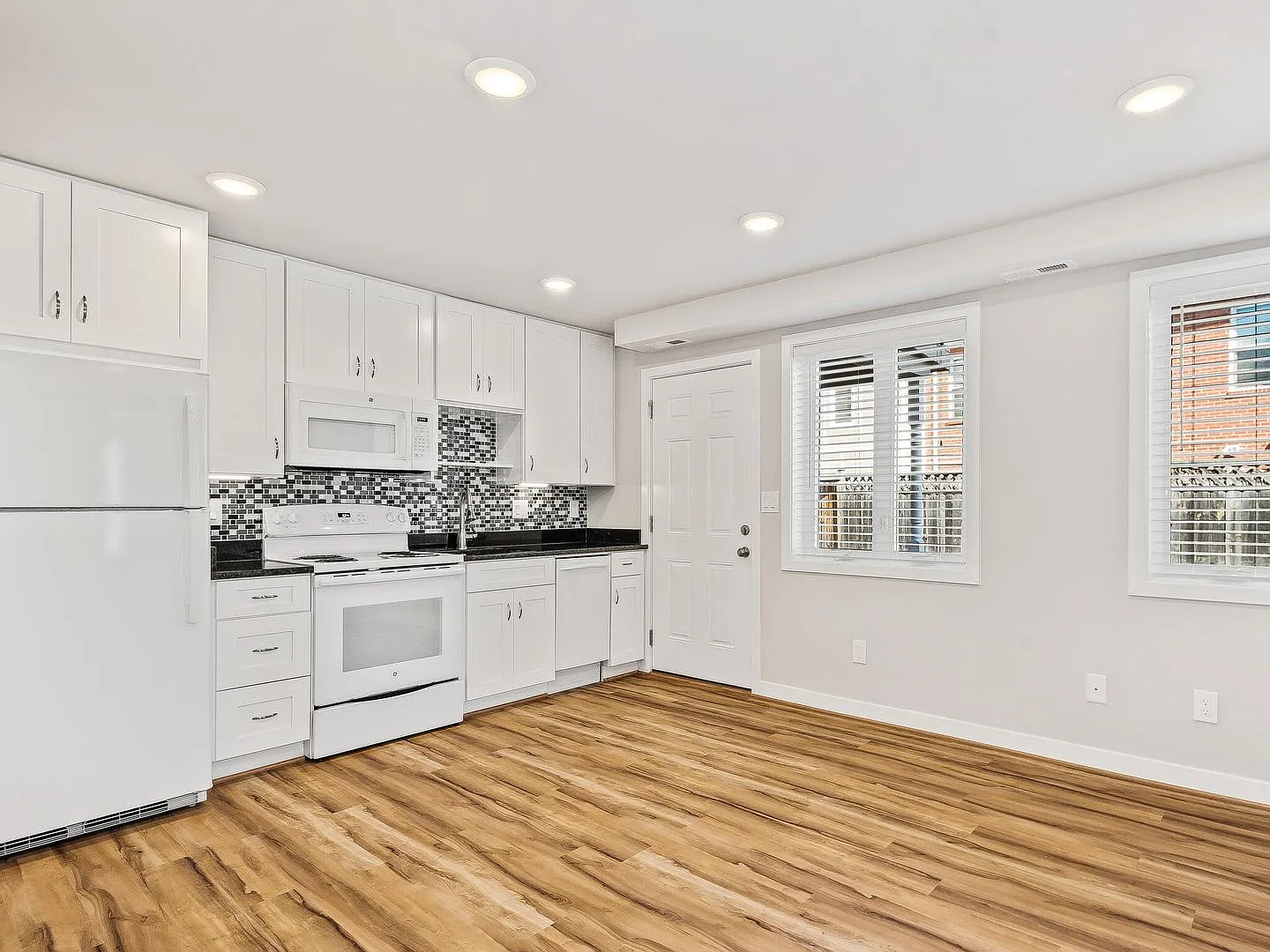 The Marie Condominums — Photo 3
