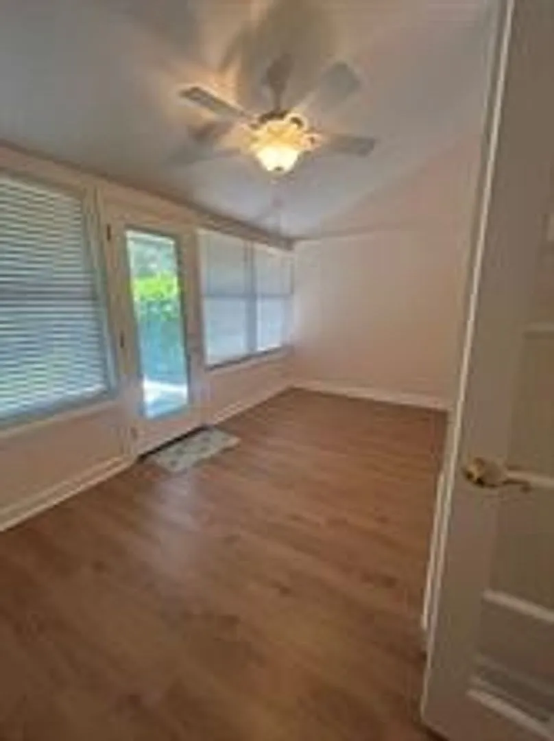 Island Marshwood Renovated Condo — Photo 4