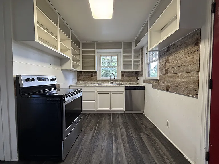 1095 S Ray Ave — Photo 10