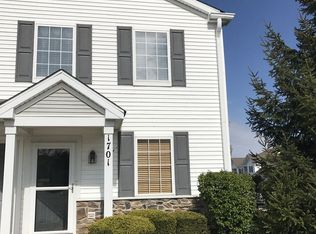 1701 Silverstone Dr, Carpentersville, IL 60110
