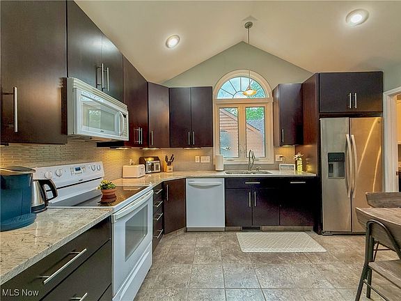 3rd image of 7458 Millrace Ln
