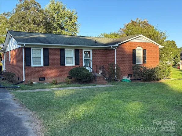 110 Fieldcrest Dr, Stanley, NC 28164