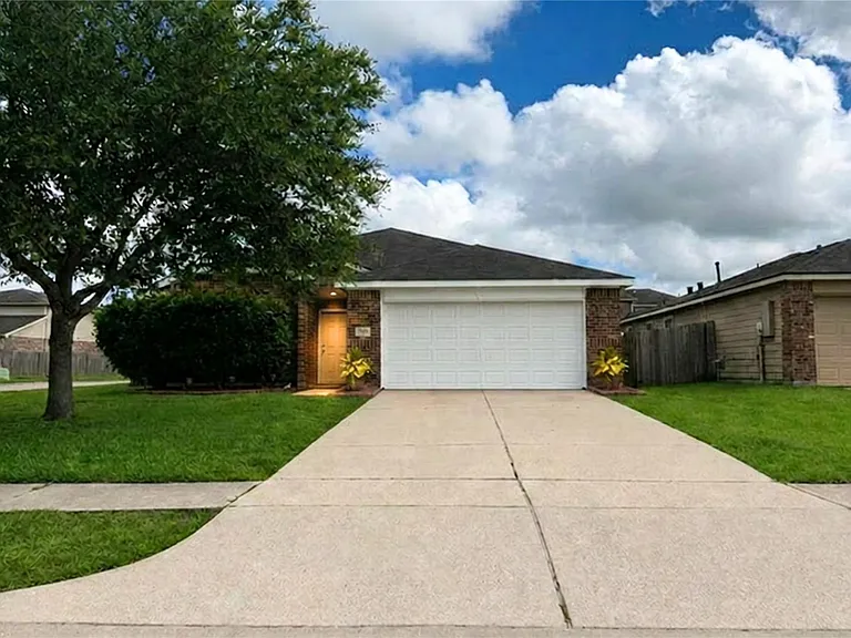301 Turquoise Trade Dr — Photo 1