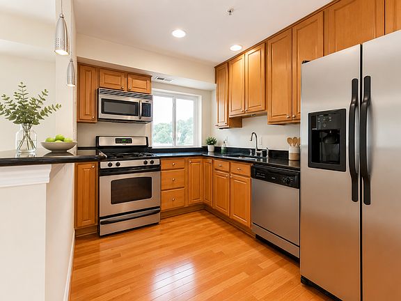 2nd image of 2215 Hunter Pl SE
