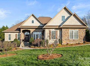1076 Fox Chase Dr, Newton, NC 28658