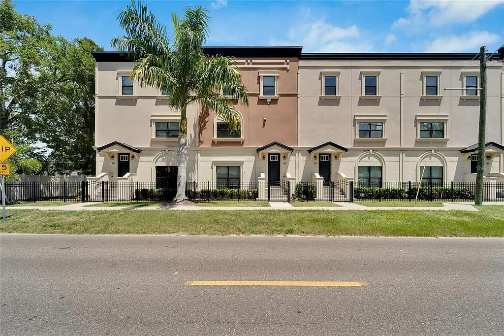 4 bed, 3.5 bath, 2210 sqft, $4,600 — Photo 2